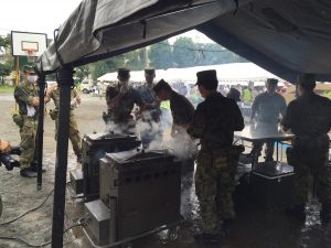 自衛隊によるカレーの炊き出し