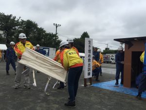 生き埋め救出訓練。消防署と民間ボランティアが連携