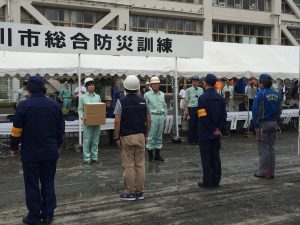 民間業者による救援物資輸送訓練。受け取るのは清水市長