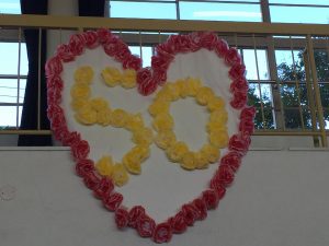 会場となった体育館には手作りの50周年記念を祝うディスプレが