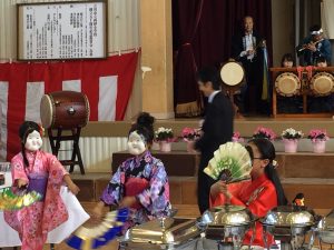 子供たちは会場を練り歩き盛大な拍手を受けていました