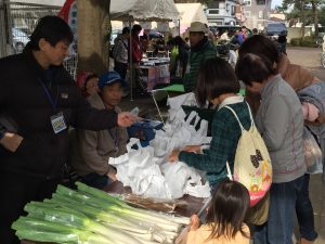 無料地元産野菜のお土産は250袋が「完売」